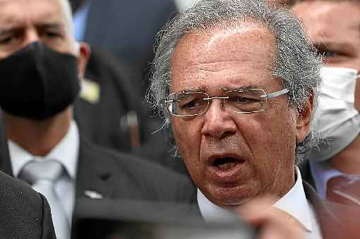 O ministro da Economia, Paulo Guedes, pediu a Bolsonaro que mantenha a proposta do congelamento de salÃ¡rios atÃ© 2021