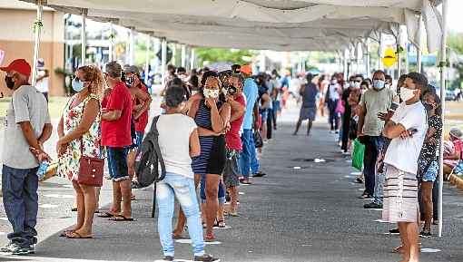 Fila para receber auxÃ­lio emergencial em Paulista, na regiÃ£o metropolitana de Recife: menos da metade dos pedidos foram aceitos pelo aplicativo