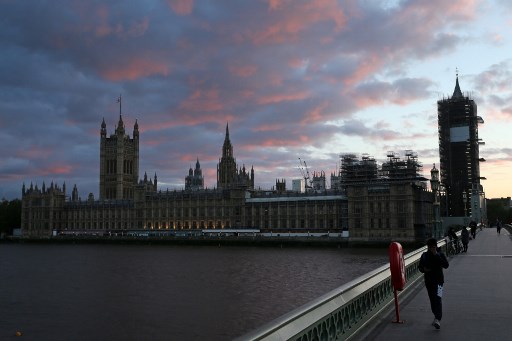 O sol se pÃµe atrÃ¡s do PalÃ¡cio de Westminster, lar das Casas do Parlamento em 11 de maio de 2020,