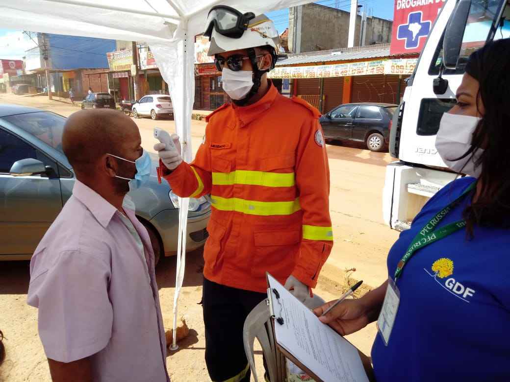 Na tenda da saÃºde montada em frente ao novo lavatÃ³rio Ã© possÃ­vel aferir a temperatura