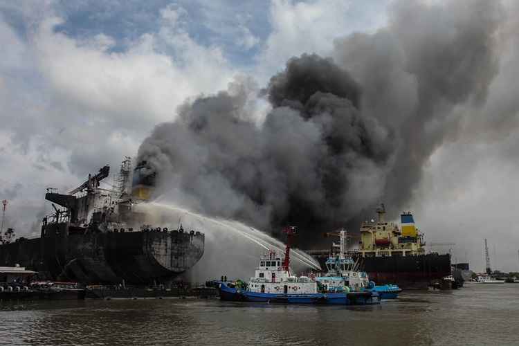 Os bombeiros combateram o fogo por vÃ¡rias horas de outro navio no porto