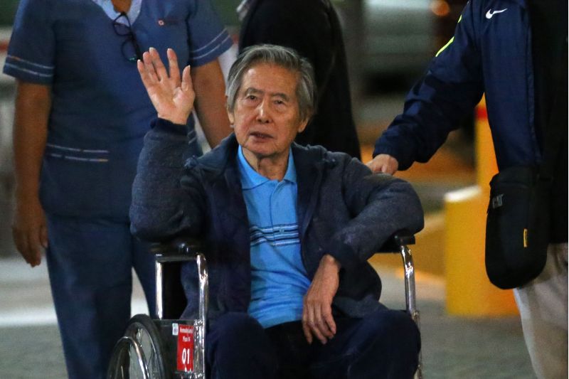 Nesta foto de arquivo tirada em 4 de janeiro de 2018, o ex-presidente do Peru, Alberto Fujimori, acena para os torcedores ao sair da ClÃ­nica Centenario em Lima.