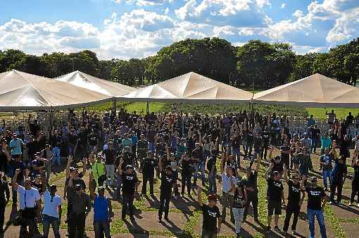 Assembleia de policiais civis na PraÃ§a do Buriti: categoria defende reajuste salarial por causa de seguidas perdas inflacionÃ¡rias, que passariam de 60%