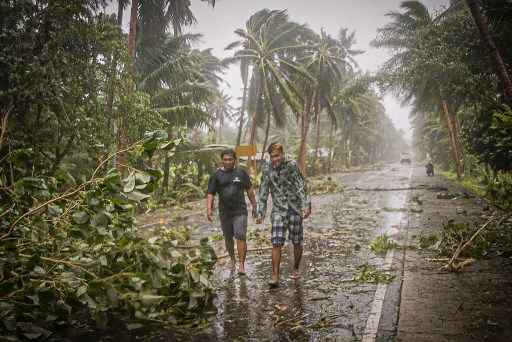 Devido Ã  ameaÃ§a dupla da tempestade e do vÃ­rus, os centros de evacuaÃ§Ã£o no centro das Filipinas aceitarÃ£o apenas metade de sua capacidade e os evacuados terÃ£o que usar mÃ¡scaras faciais.