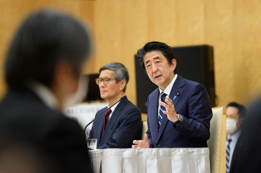 O primeiro-ministro japonÃªs Shinzo Abe (R) fala ao lado do presidente da OrganizaÃ§Ã£o de SaÃºde da Comunidade do JapÃ£o, Shigeru Omi (E), durante uma conferÃªncia de imprensa no escritÃ³rio do primeiro-ministro em TÃ³quio, em 14 de maio de 2020.