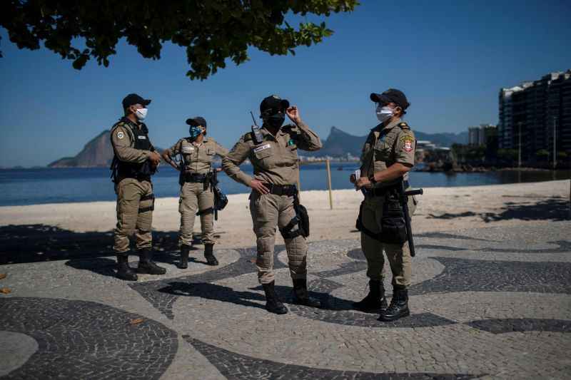 Policias de mÃ¡scara no Rio de Janeiro