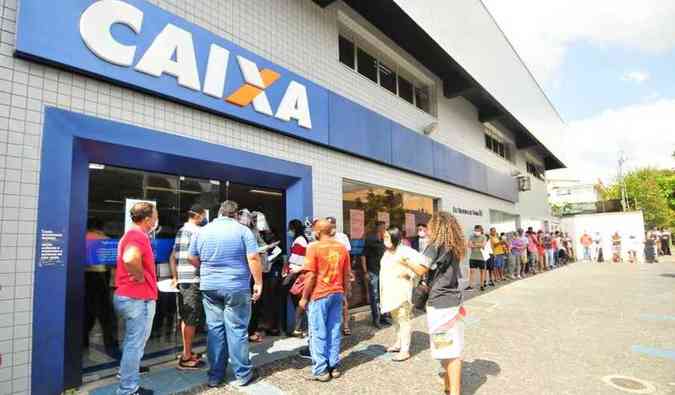 Fila na Caixa para sacar auxÃ­lio emergencial