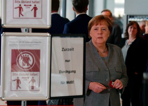 A chanceler alemÃ£ Angela Merkel chega para votar durante uma sessÃ£o plenÃ¡ria na CÃ¢mara dos Deputados, Bundestag, em 14 de maio de 2020 em Berlim.