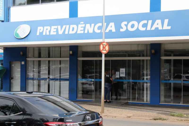 Atendimento serÃ¡ pela central telefÃ´nica, mas atendentes poderÃ£o requerer o anexo de documentaÃ§Ã£o pelo aplicativo Meu INSS