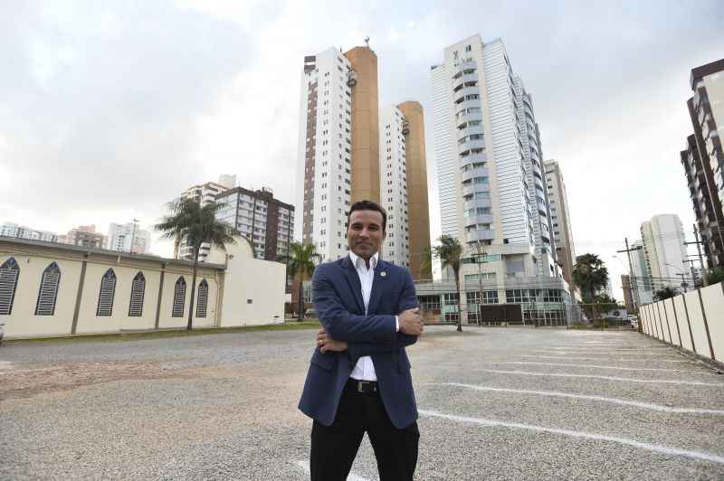 O pastor Marcelo Panjota gasta R$ 1 mil para realizar o culto drive-in