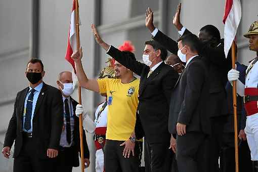 Bolsonaro acena para apoiadores na rampa do Planalto: presidente determinou a mudanÃ§a no protocolo do MinistÃ©rio da SaÃºde para substÃ¢ncia