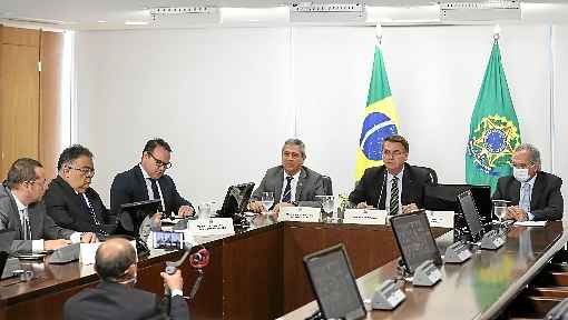 Na reuniÃ£o com os empresÃ¡rios, semana passada, presidente pressionou-os para que enfrentassem os governadores, desrespeitando as determinaÃ§Ãµes impostas por eles aos seus estados