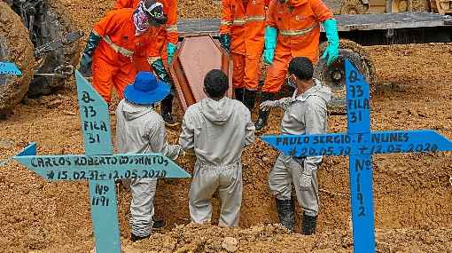 NÃºmero de sepultamentos e cremaÃ§Ãµes em Manaus Ã© quase o triplo do normal. CemitÃ©rio Nossa Senhora Aparecida recebe a maioria dos mortos no estado do Amazonas