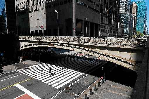 Ciclista solitÃ¡rio passeia pela 42nd Street, em Manhattan: impensÃ¡vel