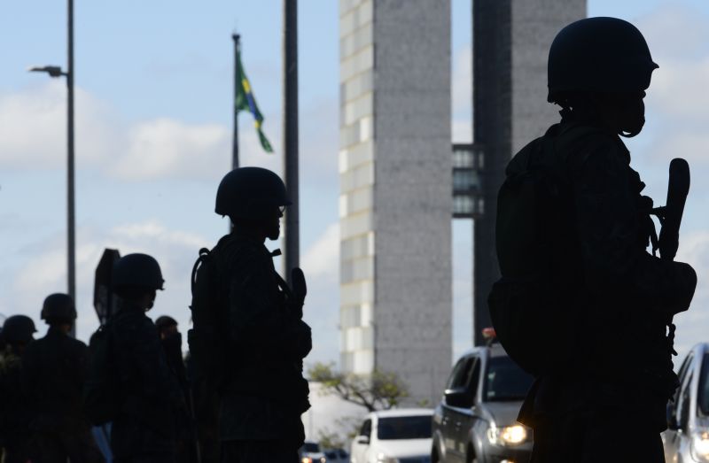 Homens do ExÃ©rcito em frente ao Congresso Nacional