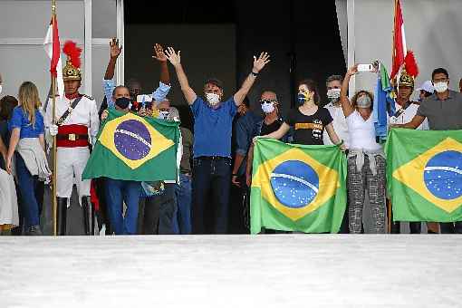 Apoiadores levantam caixÃ£o com rosto de Sergio Moro, do deputado federal Kim Kataguiri e o sÃ­mbolo do MBL