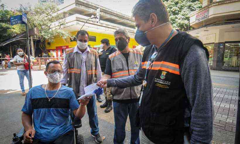 Fiscais foram ao Centro da capital entregar mÃ¡scaras a portadores de necessidades especiais