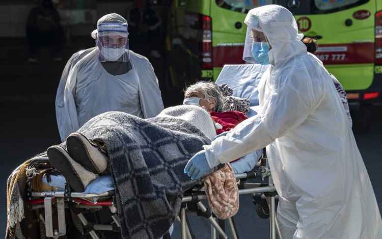 Washington acusa Pequim de ocultar o alcance da epidemia e culpa a OMS por errar ao administrar a crise, seguindo a posiÃ§Ã£o chinesa