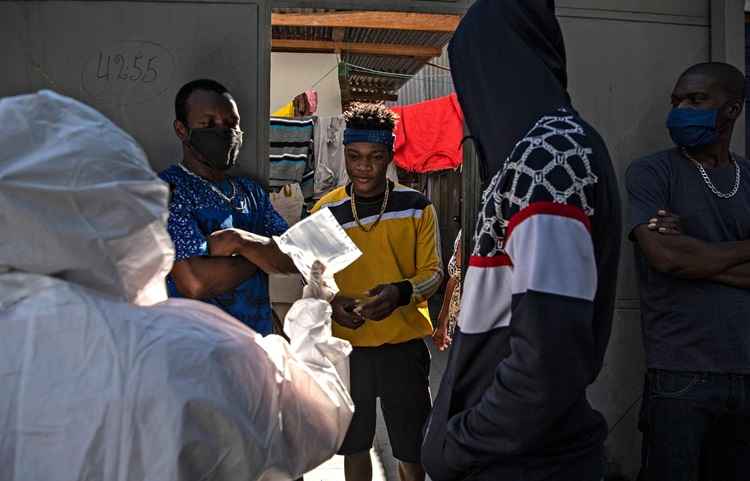 Moradores de El Bosque, uma das comunas mais pobres da capital, protestam contra a falta de ajuda do governo do direitista SebastiÃ¡n PiÃ±era, que vem enfrentando, na Ãºltima semana, um aumento do nÃºmero de infecÃ§Ãµes e mortes devido ao novo coronavÃ­rus