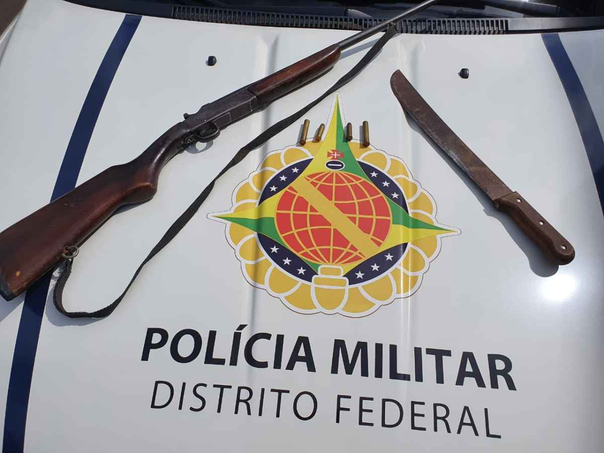 Homem ameaÃ§ou a esposa de morte com uma espingarda calibre 38 e um facÃ£o