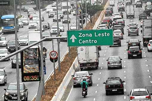 TrÃ¢nsito na Avenida 23 de Maio, ontem, em SÃ£o Paulo: capital vai antecipar feriados para manter o isolamento social e conter o avanÃ§o da covid-19