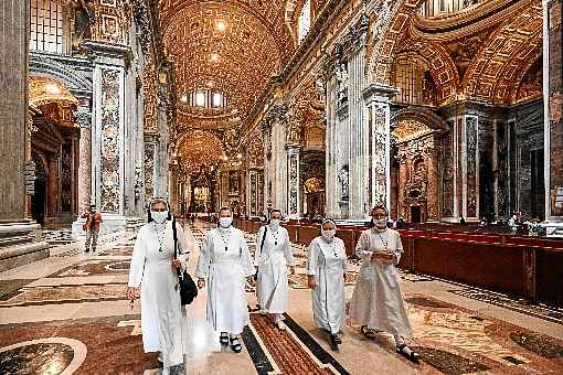 Freiras caminham pela BasÃ­lica de SÃ£o Pedro, no Vaticano, no primeiro dia de reabertura a visitantes