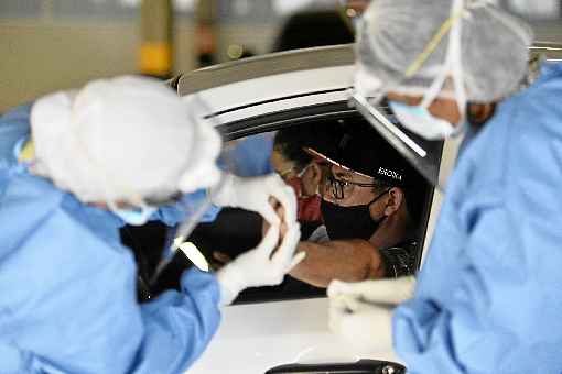 Desde que o GDF iniciou a testagem por drive-thru, quase 80 mil brasilienses fizeram o exame rÃ¡pido