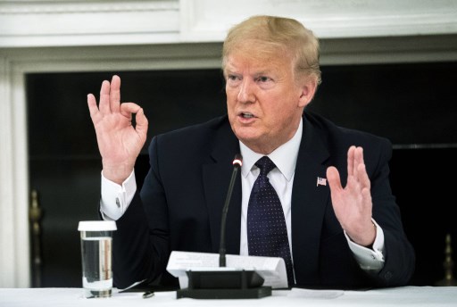 O presidente dos EUA, Donald Trump, fala durante uma mesa redonda na Sala de Jantar do Estado da Casa Branca em 18 de maio de 2020 em Washington, DC.