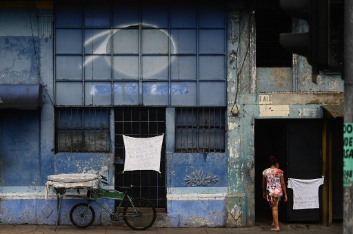 Bandeiras brancas penduram nas casas como um sinal de que as famÃ­lias precisam de comida em San Salvador em 15 de maio de 2020, em meio Ã  pandemia de coronavÃ­rus.