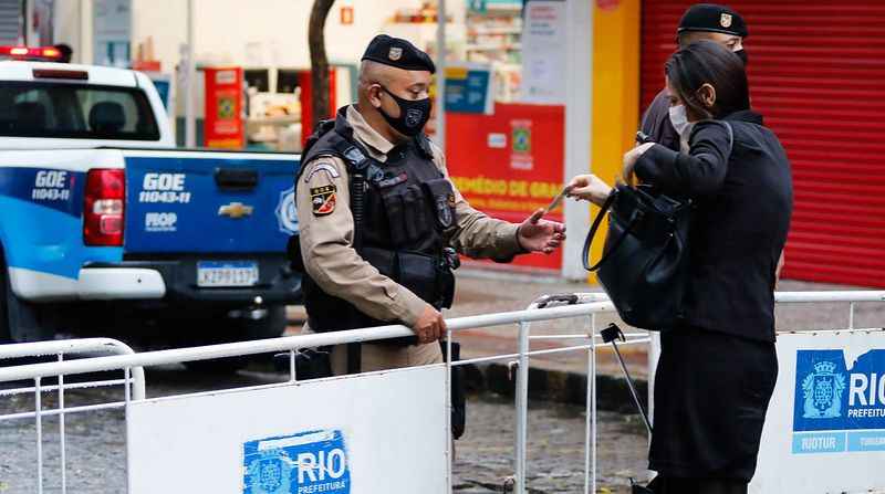 Homem apresentando documentos para a polÃ­cia