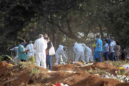 VelÃ³rios no cemitÃ©rio Vila Formosa, na cidade de SÃ£o Paulo. Estado ultrapassou cinco mil mortes; 324 de segunda para terÃ§a