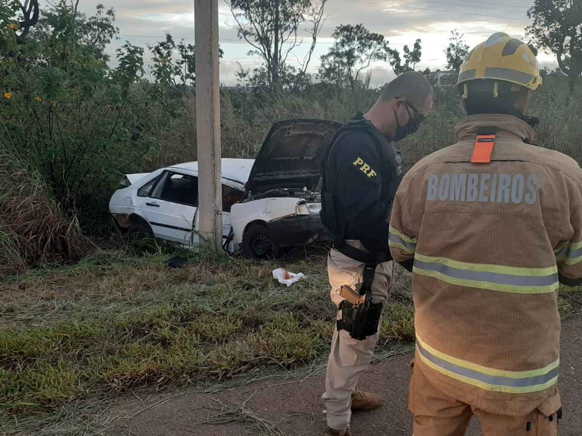 ApÃ³s a batida, o veÃ­culo da vÃ­tima colidiu com um poste de iluminaÃ§Ã£o pÃºblica. Ela precisou ser encaminhada para o Hospital Regional de BrazlÃ¢ndia (HRBz)