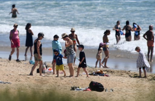 As pessoas se reÃºnem na praia em Erdeven, oeste da FranÃ§a, em 20 de maio de 2020, depois que a FranÃ§a facilitou as medidas de bloqueio adotadas para conter a propagaÃ§Ã£o do COVID-19 (o novo coronavÃ­rus).