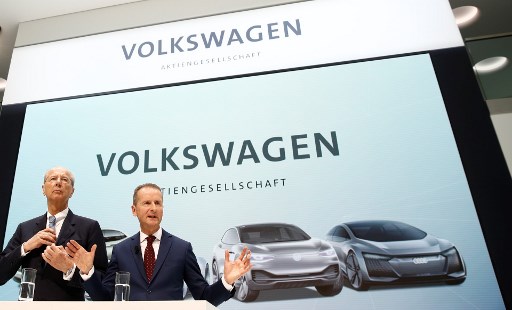 Esta foto tirada em 13 de abril de 2018 mostra o entÃ£o recÃ©m-nomeado CEO da montadora alemÃ£ Volkswagen (VW) Herbert Diess (R) e o presidente do conselho fiscal da VW Hans Dieter Poetsch, dando uma conferÃªncia de imprensa na sede da empresa em Wolfsburg, no centro da Alemanha.