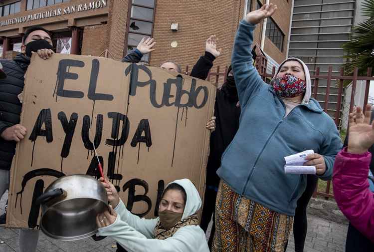 Os moradores de La Pintana, um bairro operÃ¡rio, com algumas partes muito pobres ou com locais perigosos, desafiaram a quarentena decretada em Santiago desde a Ãºltima sexta para protestar com cartazes, bater em panelas e gritar contra o governo, o qual acusam nÃ£o estar lhes oferecendo ajuda em meio Ã  pandemia no Chile