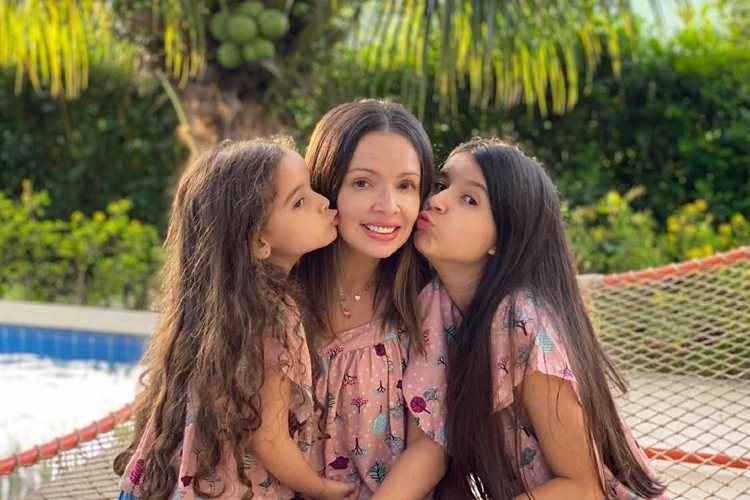 Fran (centro) com as filhas Nina e Bel (dir), em canal oficial que exibe fotos da famÃ­lia de youtubers