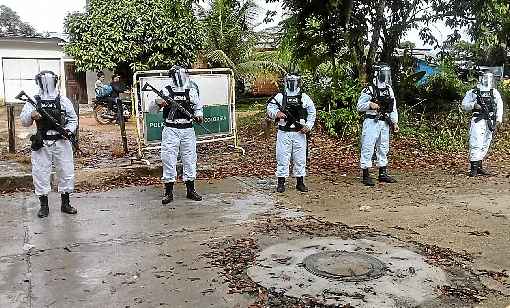 Militares colombianos com trajes de proteÃ§Ã£o mantÃªm guarda na cidade de Leticia, no extremo sul da ColÃ´mbia: doenÃ§a afeta populaÃ§Ãµes indÃ­genas