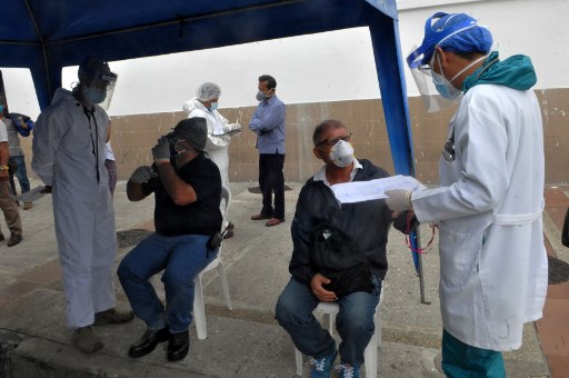 Um grupo de mÃ©dicos da prefeitura de Guayaquil atende pessoas que apresentam problemas respiratÃ³rios em 19 de maio de 2020 em uma barraca especial montada na rua em Guayaquil, Equador, durante a pandemia de coronavÃ­rus COVID-19.