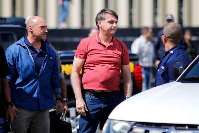 Bolsonaro na rua de camisa vermelha