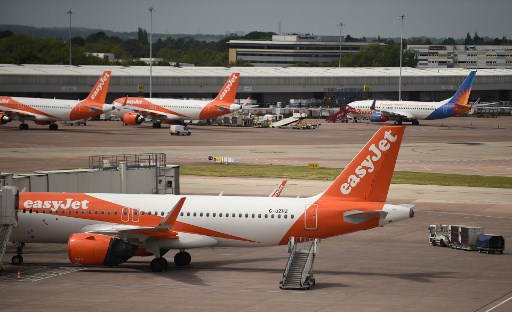 Aeronaves Easyjet estÃ£o de pÃ© no avental dos portÃµes de embarque no aeroporto de Manchester, em Manchester, norte da Inglaterra, em 11 de maio de 2020