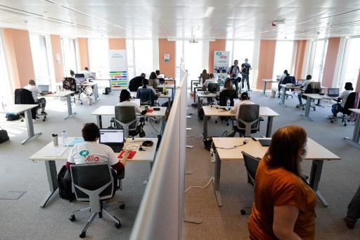 Os operadores trabalham em um call center dedicado ao rastreamento de Covid-19 (novo coronavÃ­rus) nos escritÃ³rios da N Allo em Bruxelas em 20 de maio de 2020.