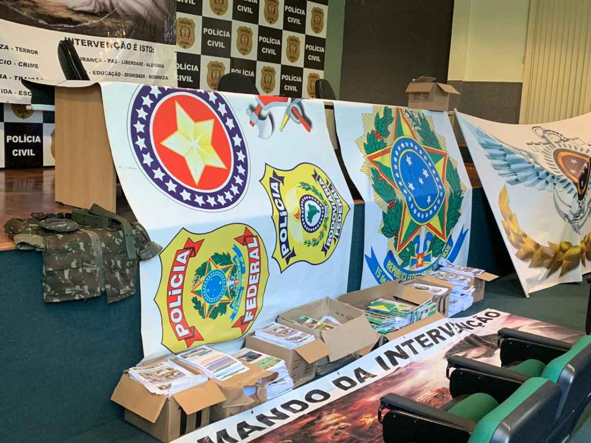 A polÃ­cia tambÃ©m apreendeu material com slogans antidemocrÃ¡tico: pena pode ir de dois a seis anos de prisÃ£o