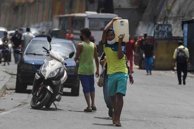 O grupo, que caminha rumo ao norte em direÃ§Ã£o Ã  fronteira com o Equador, Ã© composto por 28 venezuelanos, incluindo sete mulheres, uma delas grÃ¡vida. HÃ¡ tambÃ©m um cachorro que eles adotaram em Lima