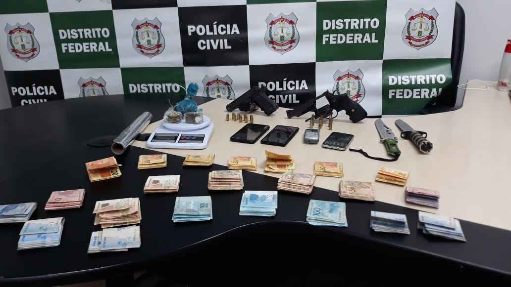 Foram apreendidos cerca de 10 mil reais, porÃ§Ãµes de maconha, telefones roubados e duas armas de fogo