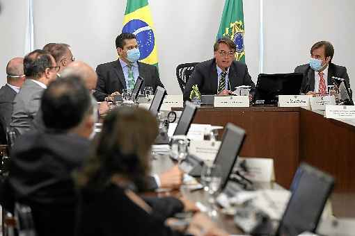 Na reuniÃ£o, o presidente Jair Bolsonaro disse que congelamento Ã© bom tambÃ©m para o funcionalismo, %u201Cporque o remÃ©dio Ã© o menos amargo%u201D