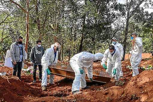 Coveiros carregam caixÃµes de vÃ­timas do novo coronavÃ­rus no cemitÃ©rio de Vila Formosa, em SÃ£o Paulo. Brasil Ã© o 3Âº paÃ­s em situaÃ§Ã£o mais crÃ­tica do mundo em nÃºmero de infecÃ§Ãµes, atrÃ¡s da RÃºssia e dos EUA