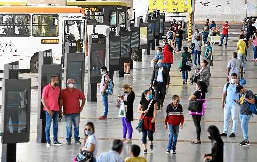 Mesmo com a obrigatoriedade do uso de mÃ¡scaras, passageiros e trabalhadores do sistema pÃºblico de transporte estÃ£o expostos ao coronavÃ­rus