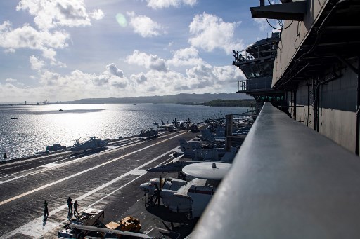 o porta-aviÃµes USS Theodore Roosevelt parte do porto de Apra em Guam em 21 de maio de 2020.