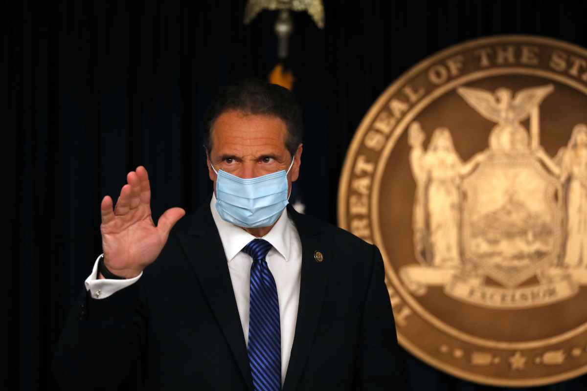 O governador Andrew Cuomo afirmou que tanto o nÃºmero de hospitalizaÃ§Ãµes quanto as infecÃ§Ãµes e o nÃºmero de pessoas nas unidades de tratamento intensivo continuam a diminuir