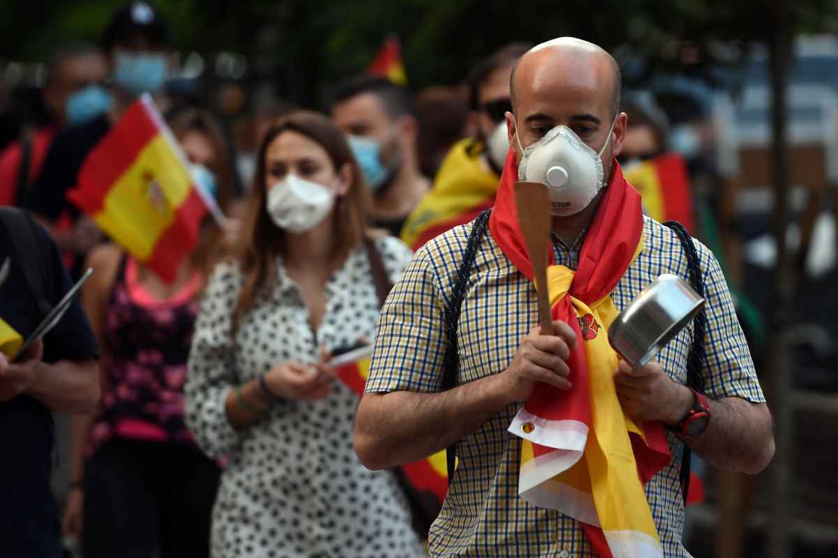 Os manifestantes acusam o governo de limitar as liberdades individuais e de incompetÃªncia diante de uma pandemia que deixou quase 28.600 mortos na Espanha